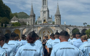 Uniformy na každém kroku.