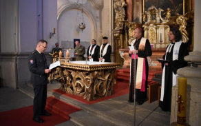 Slib vojenského kaplana před zástupci církví.