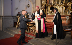 Stvrzení slibu podáním ruky s Mons. Zdenkem Wasserbauerem.