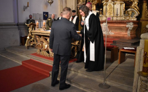 Stvrzení slibu podáním ruky s Pavlem Pokorným