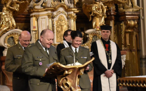 Přímluvná modlitba vojenských kaplanů za nového kolegu.