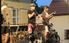 Zahájení akrobatických kousků ...