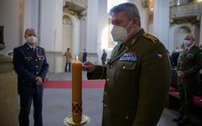 Svíci u modlitby za padlé a zemřelé zapálil armádní generál Aleš Opata