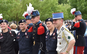 Poutníci v uniformách zaplnili Lurdy