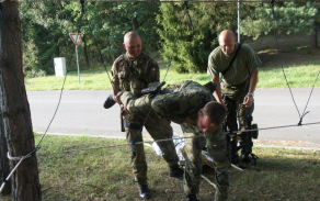 Kaplani pomáhají budovat ducha spolupráce.