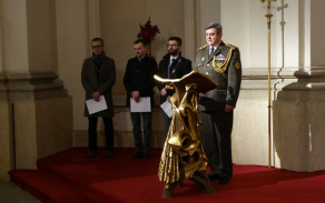 Přidělenec obrany Slovenské republiky plk. Štefan Kovács začíná číst jména obětí.