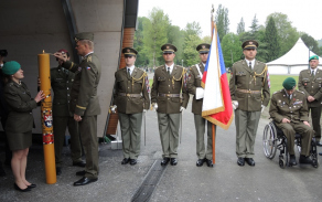 Svíci za české vojáky a jejich rodiny zapálil armádní generál Josef Bečvář.