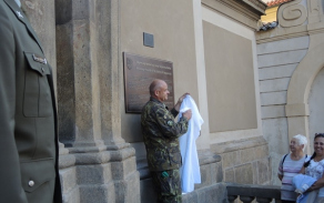 Odhalení nové desky na vojenském kostele.