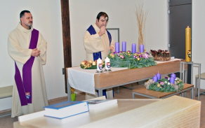 Bohoslužba se žehnáním adventních věnců ve vojenské kapli ve Vyškově.