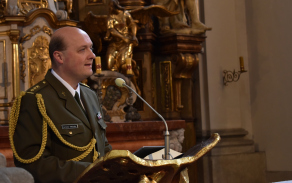 Hlavní kaplan plk. gšt. Jaroslav Knichal představuje nové vojenské kaplany.
