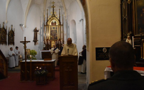 Vojenský kaplan čte Evangelium při mši.
