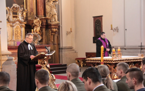 Vojenský kaplan Roman Lukáš čte úryvek z Bible.