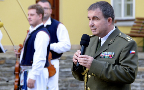 Vojenský kaplan Josef Konečný vítá diváky.