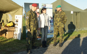 Velitel praporu, místostarostka Tábora a vojenský kaplan 15. ženijní pluk.