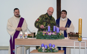 Bohoslužba se žehnáním adventních věnců ve vojenské kapli ve Vyškově.