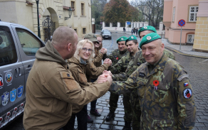 Loučení poutníků před odjezdem od vojenského kostela do Velké Británie.