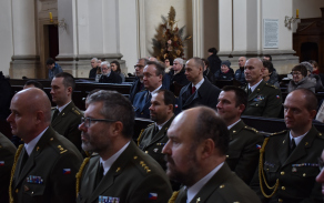 Nové vojenské kaplany přišli podpořit rodiny, ostatní vojenští kaplani, jejich velitelé i přátelé. 