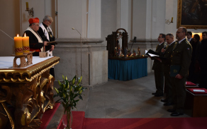 Npor. Stanislav Škovr skládá slib vojenského kaplana před zástupci církví kardinálem Dominikem Dukou a Danielem Ženatým.