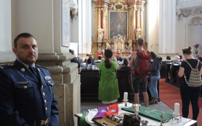 Ukázka liturgických předmětů, které vojenští kaplani používají.