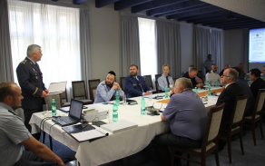 Hlavní kaplany vzdušných sil zemí NATO přivítal zástupce velitele Vzdušných sil AČR brig.gen. Jaromír Šebesta.