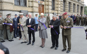 Přestřižení pásky symbolicky zahájilo výstavu.