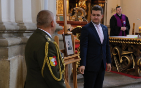 Plaketu odhalili syn plukovníka Šverdíka a plukovník Roček