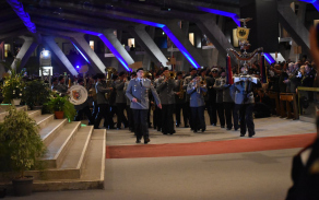 Německá vojenská hudba při zahajovacím ceremoniálu.