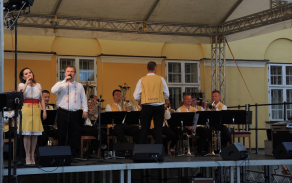 Kumpánovi muzikanti hráli k tanci i poslechu.