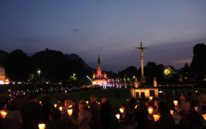 Sobotní program zakončil světelný průvod.