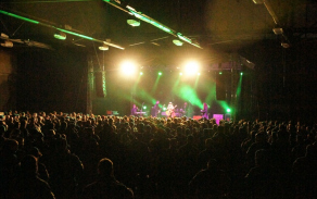 Koncert Olgy Lounové pro vojáky.