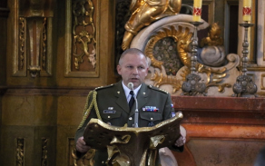 Plukovník Jiří Roček při projevu