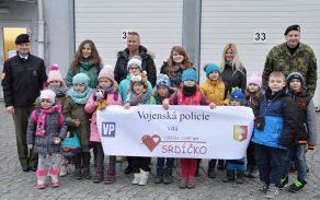 Děti a vojenští policisté při společném fotografování.