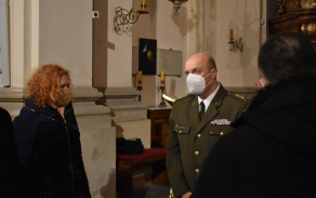 Konzulka SR vyjádřila poděkování za důstojnou připomínku 42 obětí leteckého neštěstí.
