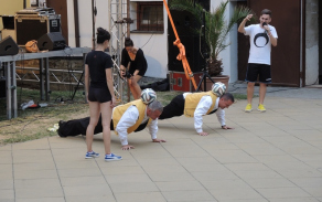 Základy s míčem se naučili i dva členové kapely.