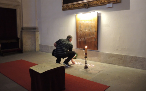 Zapalování svící za naše padlé.