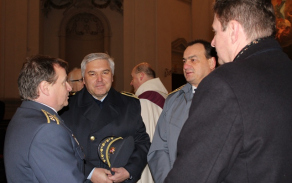 Představitelé české a slovenské armády při neformálním setkání po mši svaté