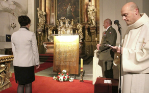 Svíci u desky s modlitbou za mír zapálila také náměstkyně ministra Alena Netolická