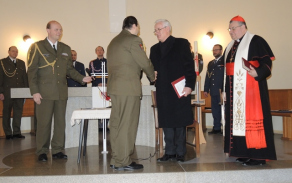 Stvrzení slibu podáním ruky s Danielem Fajfrem