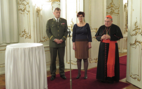 Zleva: generálporučík Bečvář, náměstkyně Netolická a kardinál Duka