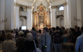 Noci kostelů ve vojenském kostele.