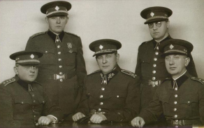 Společná fotografie oddělení duchovní služby, Janák stojí vlevo za tehdejším hlavním kaplanem gen. Kubáněm.