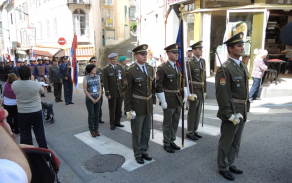 Čestná stráž a oficiální delegace